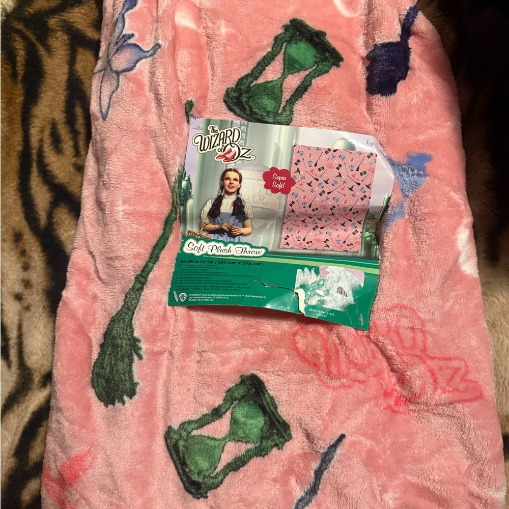The Wizard of Oz Pink Throw Blanket